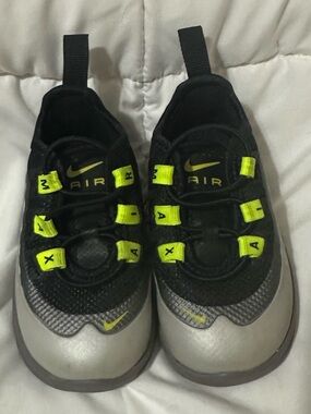 Nike Size 5C Kids Air Max Slip-On Sneakers in Black and Neon Yellow-Green